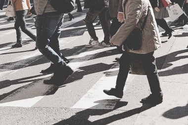 Tanımlanamayan ve bulanık insanlar yaya geçidinden karşıya geçiyorlar. Bacaklarını kapat..