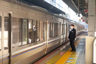 Osaka, Japonya 'daki Osaka İstasyonu' na yaklaşan tren.. 