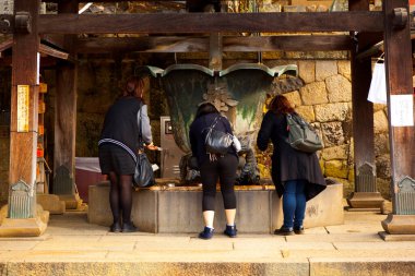 Turistler Japonya 'nın Nara kentindeki Todaiji Nigatsudo Tapınağı' nı gezmenin keyfini çıkarıyorlar..