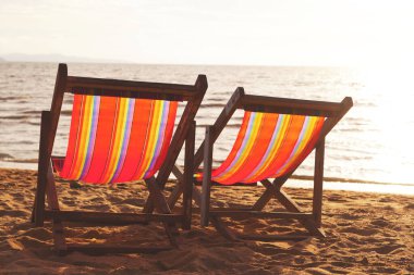 Tayland 'da boş güneşli yataklı güzel Sunset plajı.