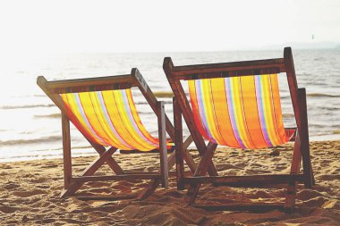 Tayland 'da boş güneşli yataklı güzel Sunset plajı.