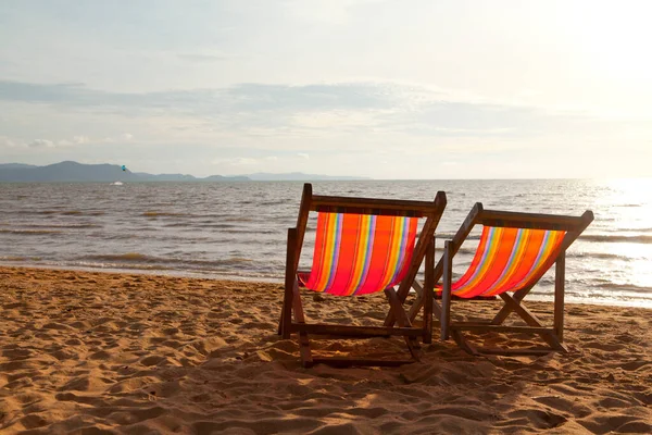 Bella Spiaggia Tramonto Con Lettini Vuoti Thailandia — Foto Stock