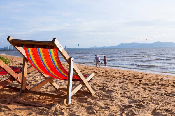 Bella Spiaggia Tramonto Con Lettini Vuoti Thailandia — Foto Stock