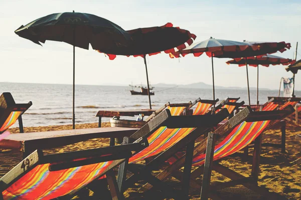 Bella Spiaggia Tramonto Con Lettini Vuoti Thailandia — Foto Stock