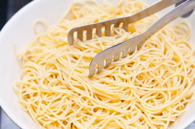 Makarna kabında taze pişmiş sade spagetti..