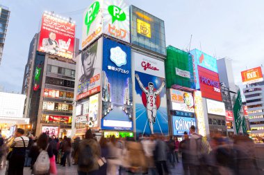 Glico Man, Dontonbori, Namba, Osaka, Japonya 'da hafif reklam panoları ve diğer ışık gösterileri. 