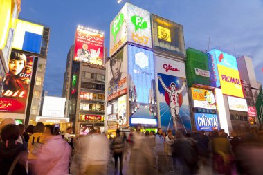 Glico Man, Dontonbori, Namba, Osaka, Japonya 'da hafif reklam panoları ve diğer ışık gösterileri. 