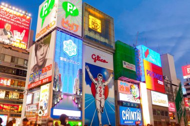 Glico Man, Dontonbori, Namba, Osaka, Japonya 'da hafif reklam panoları ve diğer ışık gösterileri. 