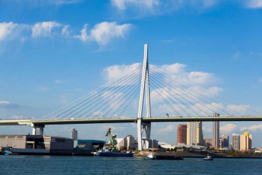 Osaka Japonya 'da mavi gökyüzü ile Tempozan köprüsü.