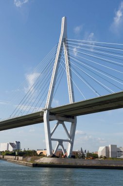 Osaka Japonya 'da mavi gökyüzü ile Tempozan köprüsü.