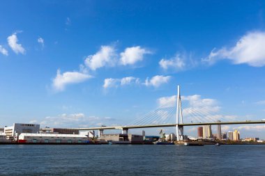 Osaka Japonya 'da mavi gökyüzü ile Tempozan köprüsü.