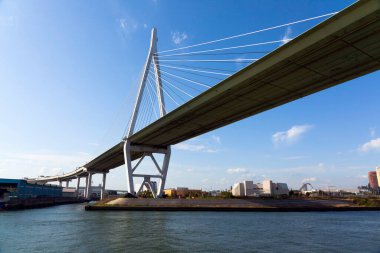 Osaka Japonya 'da mavi gökyüzü ile Tempozan köprüsü.