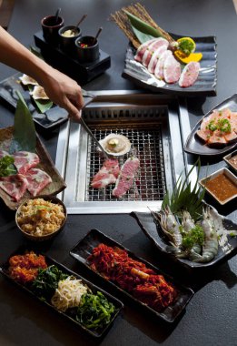 Lezzetli Yakiniku setinin masa üstü manzarası, Japon ızgara et mutfağı..