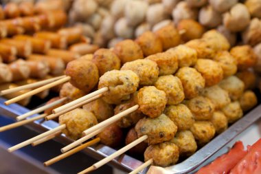 Taze kızartılmış balık köftesi..