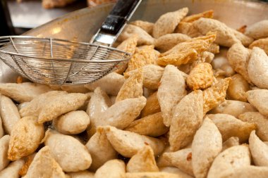 Taze kızartılmış balık köftesi..