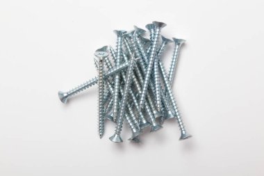 beyaz zemin üzerine vida grubu.