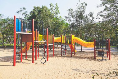 Renkli çocuk oyun parkı alanında. 