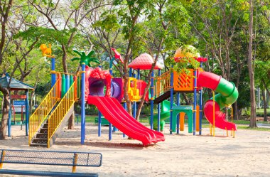 Renkli çocuk oyun parkı alanında. 