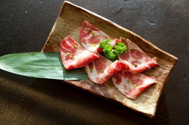 Japon shabu ya da sukiyaki restoranında çiğ biftek tepsisi..