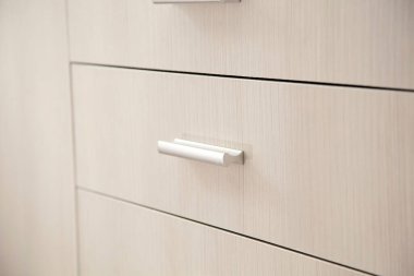 Mutfak dolaplarının kapısında metal çekmeceler ya da düğmeler var..