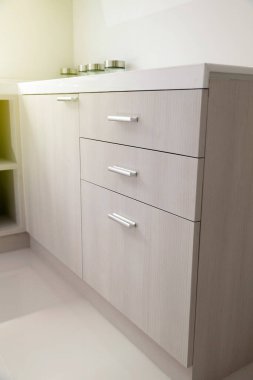 Mutfak dolaplarının kapısında metal çekmeceler ya da düğmeler var..