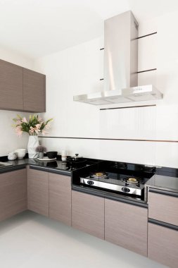 Cihazlı mutfak, elektrikli fırın kaputu, fırın ve lavabo. Ev mutfağı.