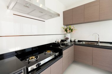 Cihazlı mutfak, elektrikli fırın kaputu, fırın ve lavabo. Ev mutfağı.