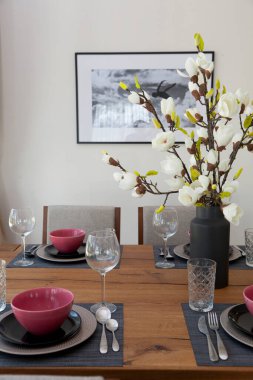 Modern yemek odasındaki yemek masasının üzerindeki cam ve tabağı kapatın. İç tasarım kavramı.