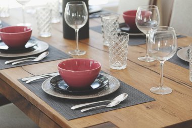 Modern yemek odasındaki yemek masasının üzerindeki cam ve tabağı kapatın. İç tasarım kavramı.