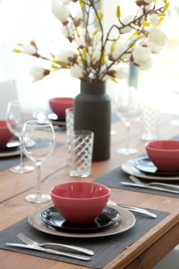 Modern yemek odasındaki yemek masasının üzerindeki cam ve tabağı kapatın. İç tasarım kavramı.