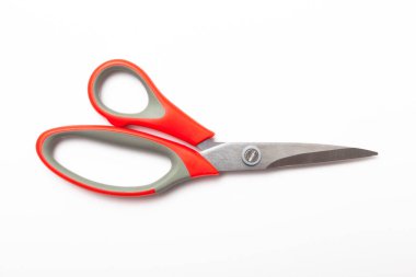 Beyaz arkaplanda kırmızı makas izole.