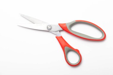 Beyaz arkaplanda kırmızı makas izole.