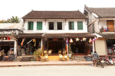 Sisavangvong Yolu 'nda yürüyen insanların sokak manzarası, Laos, Luang Prabang' ın eski bir kasabası..