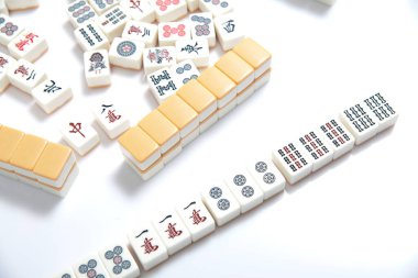 Mahjong oyunu beyaz masada, kapat..