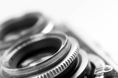 Antika bir kameranın objektifinin yakın çekimini yap. Sığ alan derinliği.