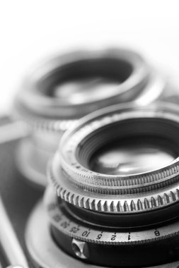 Antika bir kameranın objektifinin yakın çekimini yap. Sığ alan derinliği.