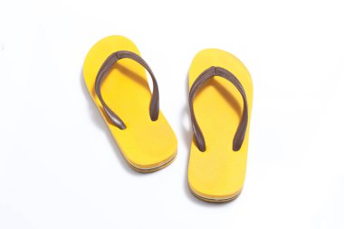 Beyaz arka plan üzerinde izole sarı flip flop.