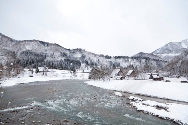 Shogawa nehri ve kışları Japonya 'nın UNESCO dünya mirası alanlarından Shirakawa-go' nun tarihi Japon köyü..