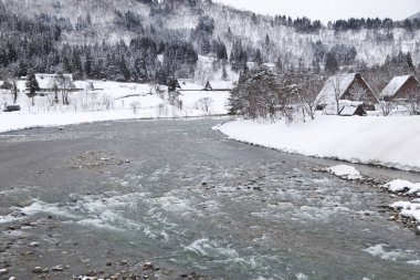 Shogawa nehri ve kışları Japonya 'nın UNESCO dünya mirası alanlarından Shirakawa-go' nun tarihi Japon köyü..