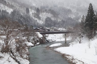 Shogawa nehri ve kışları Japonya 'nın UNESCO dünya mirası alanlarından Shirakawa-go' nun tarihi Japon köyü..