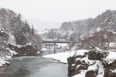 Shogawa nehri ve Japonya 'nın UNESCO dünya mirası alanlarından Shirakawa-go' nun tarihi Japon köyü..