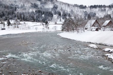 Shogawa nehri ve Japonya 'nın UNESCO dünya mirası alanlarından Shirakawa-go' nun tarihi Japon köyü..