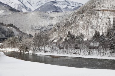 Shogawa nehri ve Japonya 'nın UNESCO dünya mirası alanlarından Shirakawa-go' nun tarihi Japon köyü..