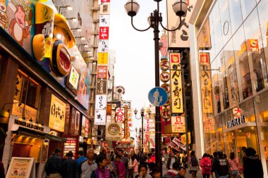 Osaka 'daki Dotonbori bölgesinde dükkan işaretleri. Japonya 'nın Osaka kentindeki turistik merkezlerden biridir. Dotonbori kanalı boyunca uzanan tek bir sokaktır..