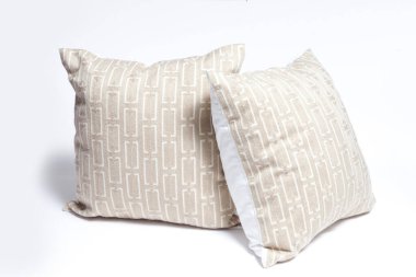 Beyaz arka planda lüks gri yastık.