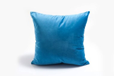 Mavi ve temiz yastık beyaz arka planda izole edilmiş. Mavi yastığın yakın plan görüntüsü beyaz arkaplanda izole edilmiş.. 