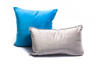Mavi yastık ve gri yastık beyaz arkaplanda izole