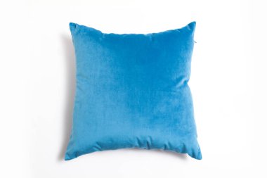 Mavi ve temiz yastık beyaz arka planda izole edilmiş. Mavi yastığın yakın plan görüntüsü beyaz arkaplanda izole edilmiş.. 