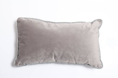 Beyaz arkaplanda izole edilmiş gri yastık.