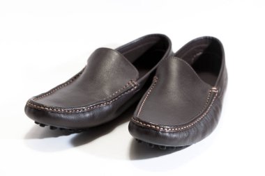 Kahverengi erkek deri mokasen beyaz arka planda izole.